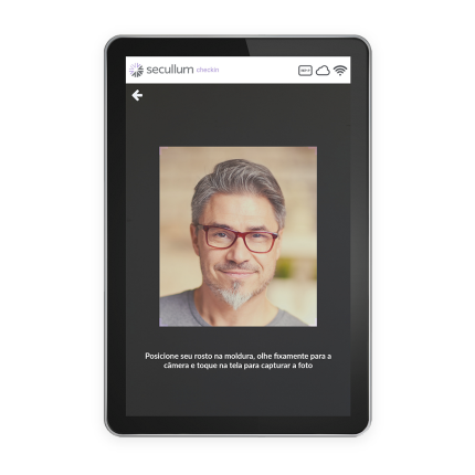 Um tablet com um rosto de um homem na tela