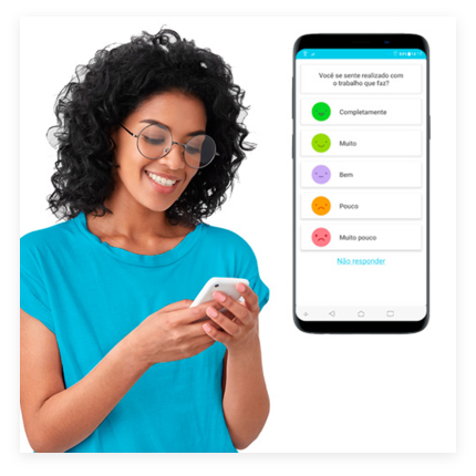 Uma mulher olhando para a tela de um smartphone