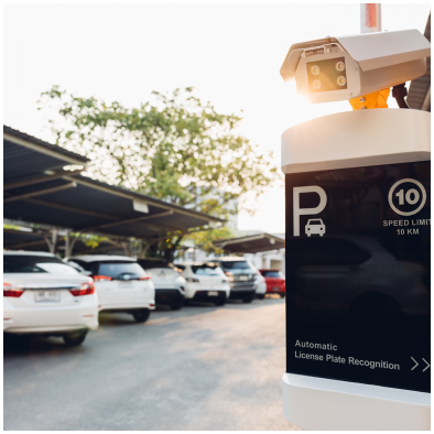 ma maquina de estacionamento com vários carros estacionados a esquerda da máquina