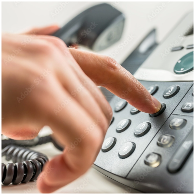 uma mão teclando o botão do telefone para discar para outroa pessoa